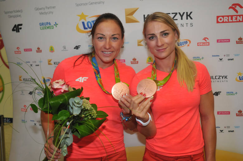 Beata Mikołajczyk (z lewej) za taki sam medal igrzysk dostała w Bydgoszczy 46 tys. zł, Karolina Naja w Gorzowie - 20 tys. zl