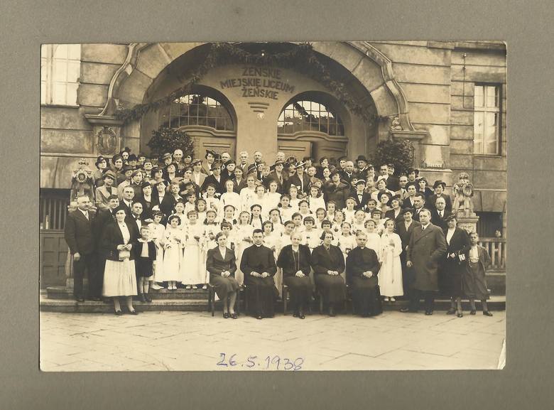 1938 r.,  I komunia św. Teresy Szyperskiej.  Zdjęcie zrobiono przed najsłynniejszym bydgoskim gimnazjum żeńskim, którym w okresie międzywojennym kierowała Wanda Rolbieska (siedzi w środku)