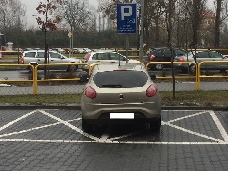 W Bydgoszczy służby czasem też parkują bez zasad 