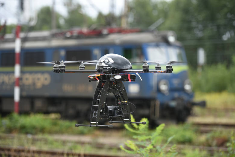 PKP Cargo kupiło drony do walki ze złodziejami węgla. Policjanci twierdzą, że nie tędy droga [WIDEO]