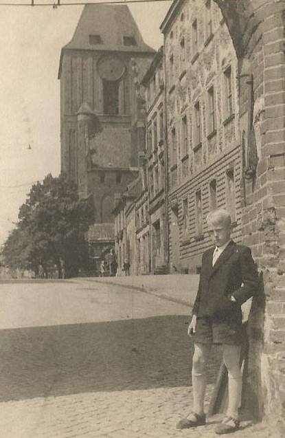 To ja w Bramie Żeglarskiej - zdjęcie zrobiono w 1953 roku