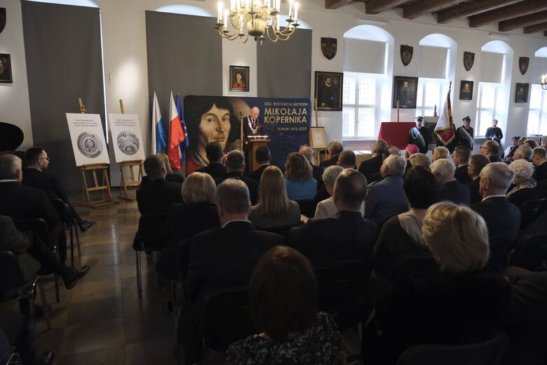 Toruńscy radni przenieśli się w czwartek do Sali Mieszczańskiej, gdzie wspólnie z zaproszonymi gośćmi celebrowali 550-lecie urodzin Mikołaja Kopernika. Goście najbardziej zasłużeni w pielęgnowaniu pamięci o wielkim astronomie, otrzymali okolicznościowe medale.