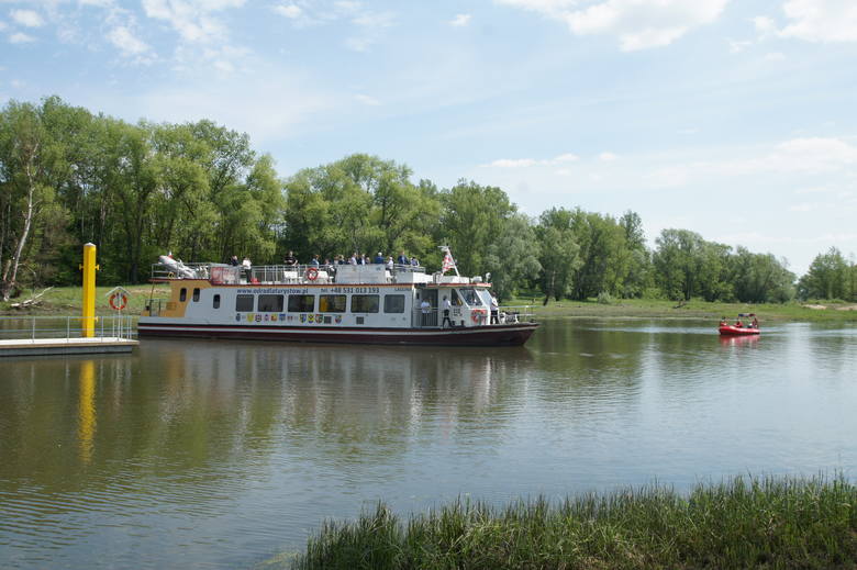 Turystyczny statek Laguna pierwszy raz zawitał do przystani w starorzeczu Odry w okolicy Bobrownik, w gminie Otyń