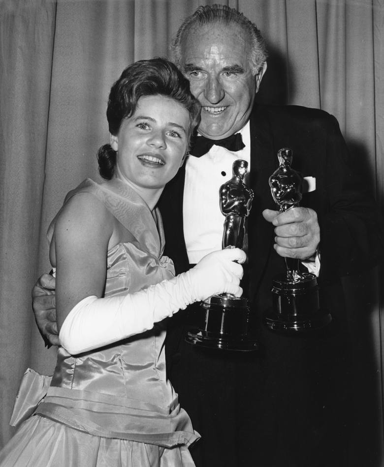 Patty Duke i Ed Begley w 1963 r. z Oscarami za role drugoplanowe - "Cudotwórczyni" i "Słodki ptak młodości"