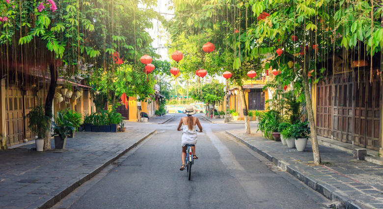 Rowerzystka w mieście Hoi An w Wietnamie