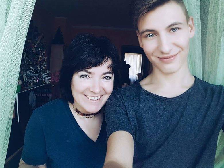 Cezary Borowik z Wodzisławia zachwyca w Mam Talent. Na zdjęciu z mamą, która namówiła go do udziału w programie