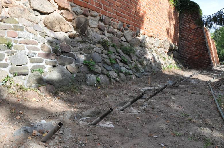 XV-wieczne mury obronne w Byczynie  wymagają pilnie renowacji. W niektórych miejscach kamienie i cegły już się zawaliły, w innych podstemplowano je  i ogrodzono, bo stanowią zagrożenie.
