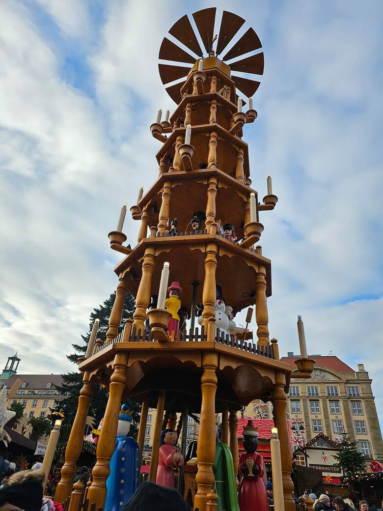 Najwyższa drewniana piramida na jarmarku w Dreźnie