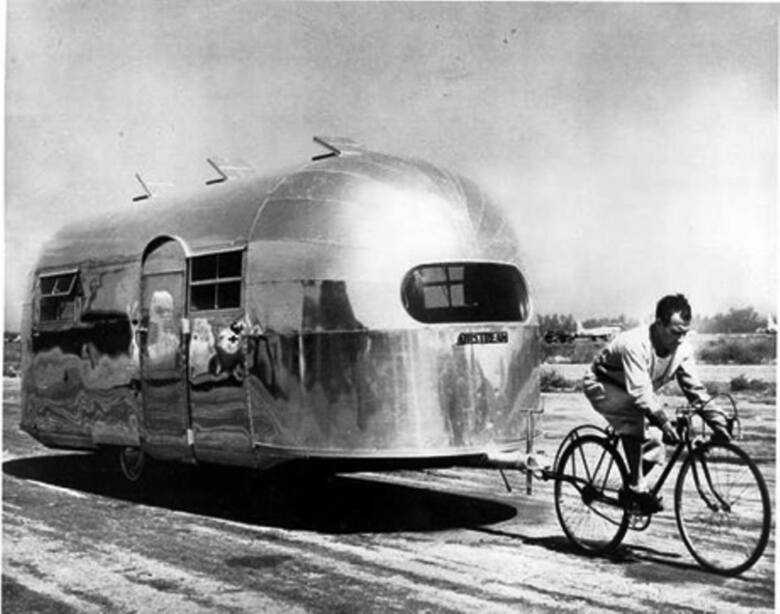 To zdjęcie reklamowe wykonane przed II wojną światową miało świadczyć o lekkości i doskonałej aerodynamice przyczep Airstream.Fot. Domena publiczna