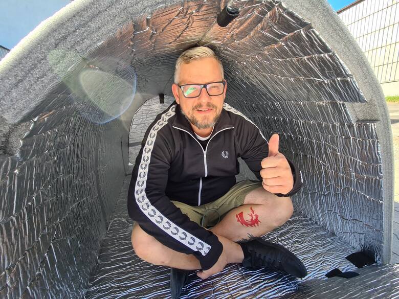 Michał Piszczek prezentuje namiot termiczny igloo. Dziesięć takich "Serce Torunia" otrzymało od darczyńców i planuje przekazać przed zimą bezdomnym.