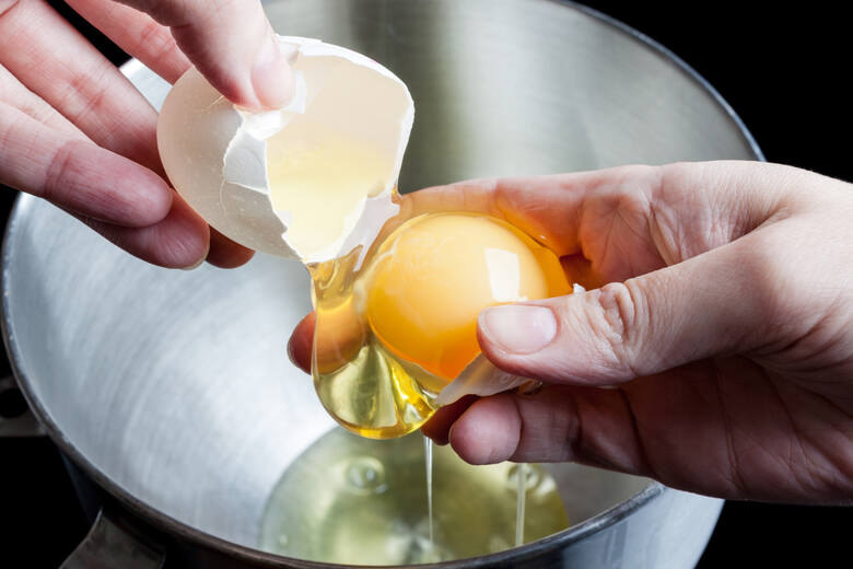 Rozbijanie jajka i żółtko na skorupe