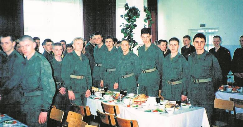 Przejście żołnierzy do rezerwy w polskiej tradycji zawsze było wielkim świętem dla żołnierza i jego rodziny. Obowiązkowo towarzyszyła temu uroczysta
