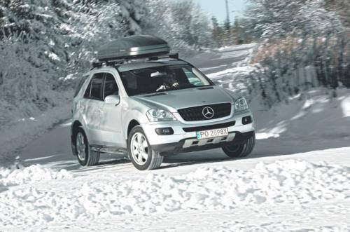 Fot. Mercedes: Bezpieczna jazda na śliskiej nawierzchni zależy nie tylko od dobrego stanu technicznego auta. Spory wpływ mają na nią technika jazdy i