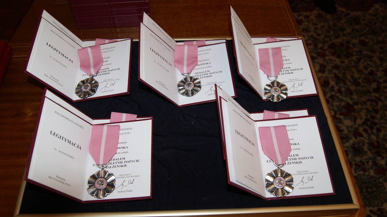 Uroczystość wręczenia Medali Za Długoletnie Pożycie Małżeńskie 5 parom Jubilatów w Urzędzie Stanu Cywilnego w Skierniewicach [ZDJĘCIA]
