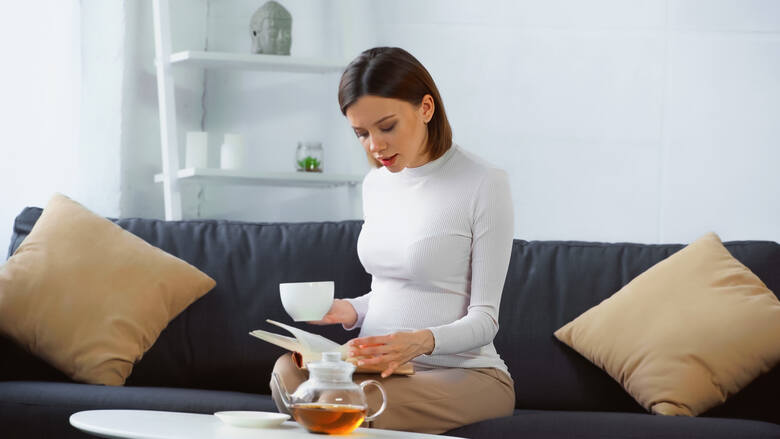 Kobieta w ciąży pije herbatę