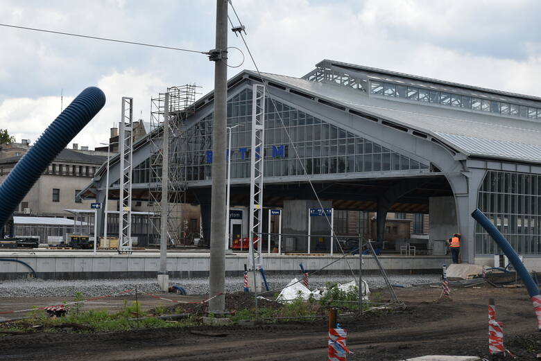 Całość prac jest częścią większego projektu modernizacji linii kolejowej między Chorzów Batory a Nakło Śląskie, którego koszt wynosi 1,3 miliarda zł