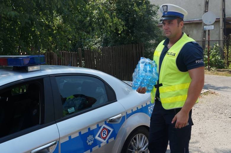 Policja w Żywcu rozdaje wodę kierowcom