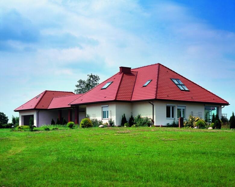 Do pokryć dachowych, które zapewniają najlepszą ochronę przed hałasem należą dachówki betonowe i ceramiczne, a także gont drewniany i trzcina.