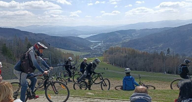 Góra Żar to ulubione miejsce rowerzystów, których przyciągają trasy zjazdowe
