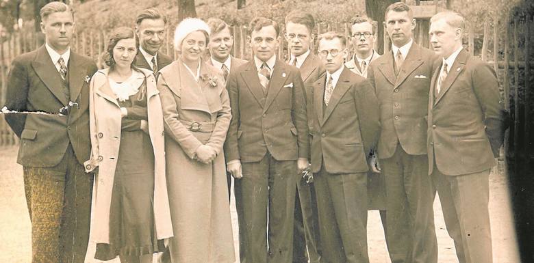 Florian Rakowski w pierwszym rzędzie (trzeci od prawej), nauczyciel z Solca Kujawskiego, trafił do koszar artyleryjskich w październiku 1939 r. Zginął w Dolinie Śmierci w Fordonie.