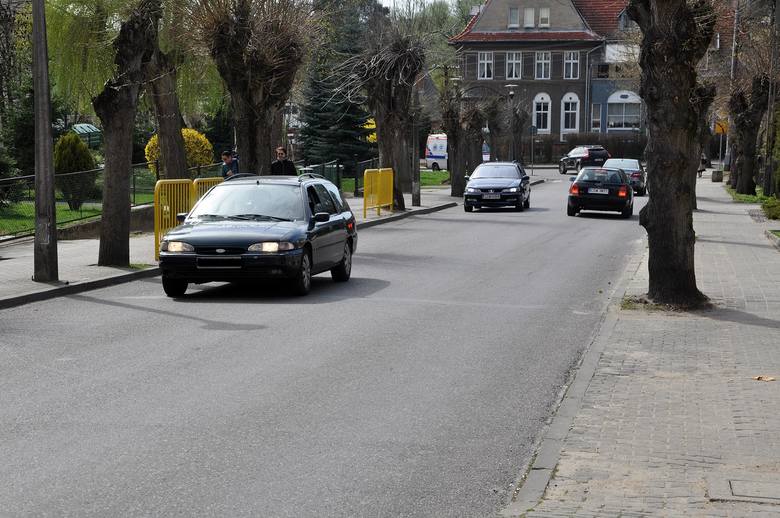 Gdy miejsca przy żółtych barierkach są zajęte przez parkujące auta ulica szybko zostaje zakorkowana. Auta z dwóch stron nie mogą się swobodnie minąć.