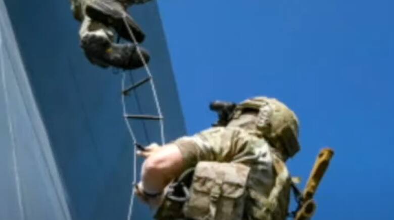 Dwóch żołnierzy Navy SEALs uznani za zmarłych. Jeden wskoczył do wody na ratunek drugiemu