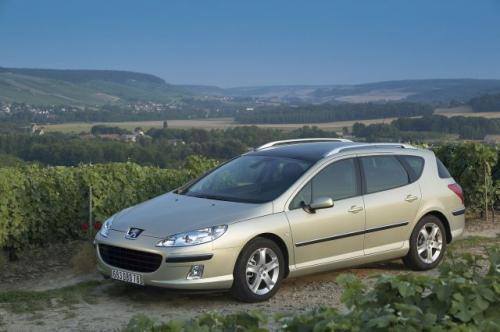 Fot. Peugeot: Peugeot 407 to pierwszy model tej marki z wielowahaczowym zawieszeniem przednim i tylnym. Dodatkowo, wersja kombi wyróżnia się urodą.