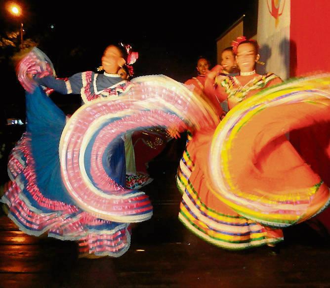 Młode Meksykanki w wirze swoich narodowych tańców. Na festiwalu w Bolechowicach dały prawdziwe show, zdobyły uznanie międzynarodowej publiczności