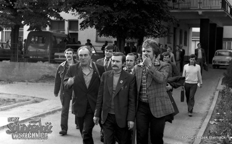 Przedstawiciele „Solidarności” wyruszają w drogę do Warszawy w celu złożenia wniosku o zarejestrowanie związku. W drugim szeregu, pierwszy od prawej, widoczny Roman Kirstein z Opola. Gdańsk, 23 września 1980 r.