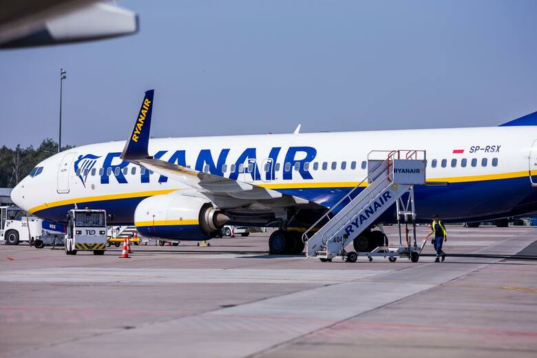 Samolot Ryanair na płycie lotniska