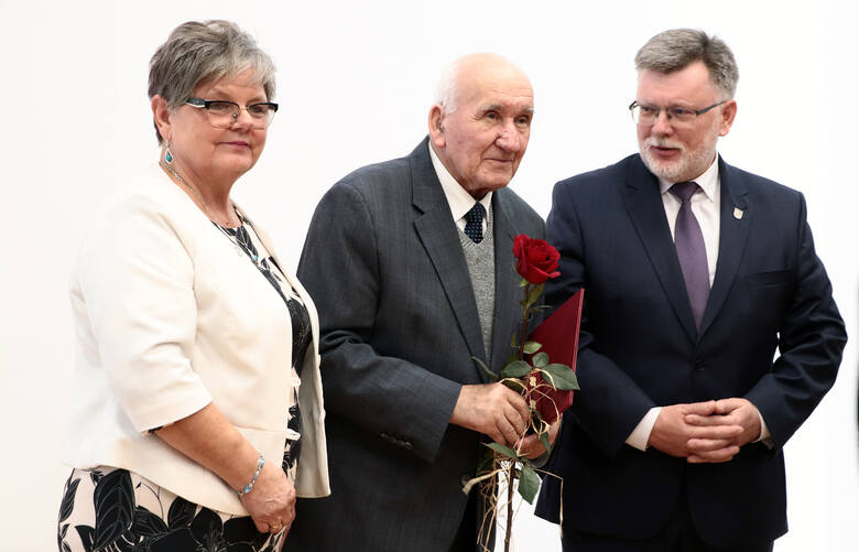 Medal Zasłużony dla Powiatu Grudziądzu otrzymał Tadeusz Michalczyk, twórca Młynów Szczepanki (w środku na zdjęciu). Od lewej Marzena Dembek, przewodnicząca