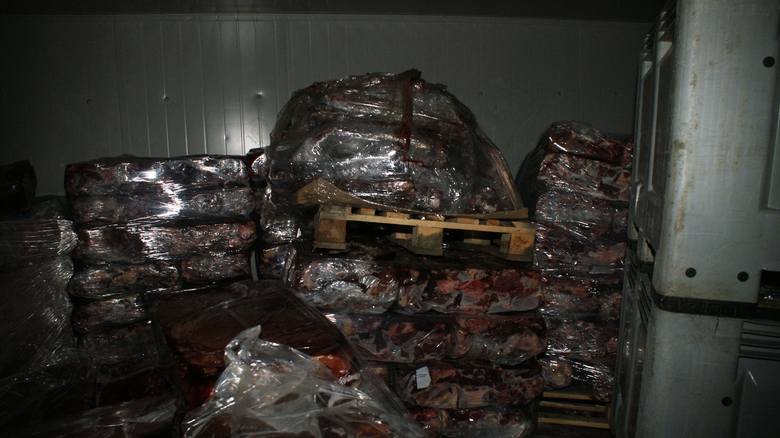 Palety zamrożonego mięsa odkryto w czasie policyjnego dochodzenia w ukrytym magazynie
