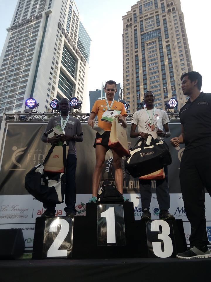 Piotr Łobodziński na najwyższym podium. Odniósł kolejne zwycięstwo w bieganiu po schodach. Tym razem był najszybszy zawodach w biurowcu Almas Tower w Dubaju. 