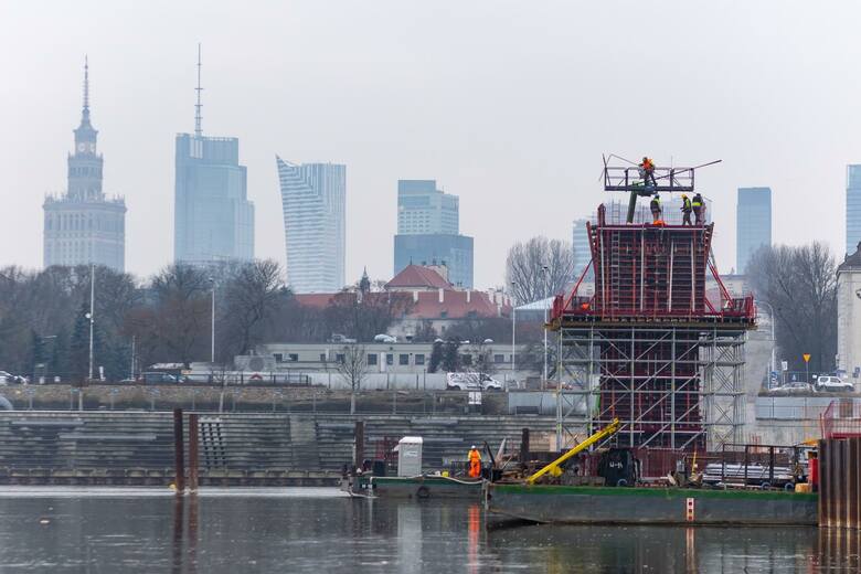 Budowa kładki pieszo-rowerowej nad Wisłą w Warszawie, stan na grudzień 2022.