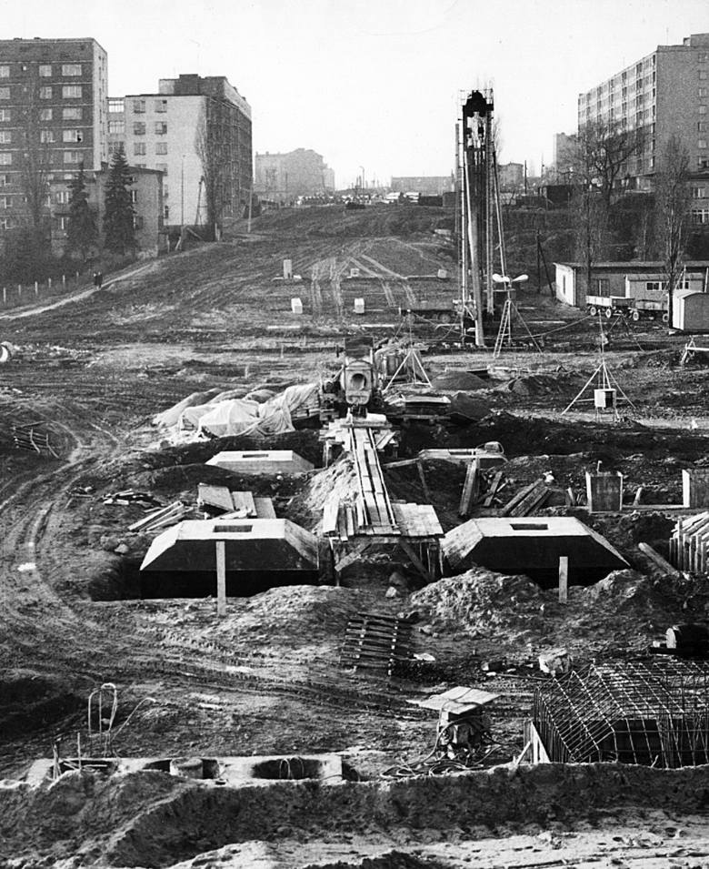 Rok 1972. Trwa budowa torowiska w tunelu pod wiaduktem kolejowym.