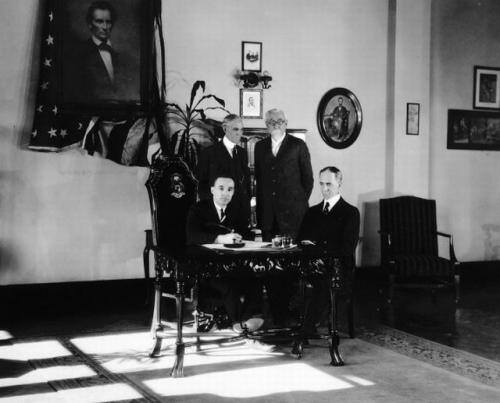 Fot. Licoln: Dnia 4 lutego 1922 r. Henry Leland sprzedał swoją firmę Lincoln Motor Company Henryemu Fordowi. Ten moment upamiętnia zdjęcie, na którym