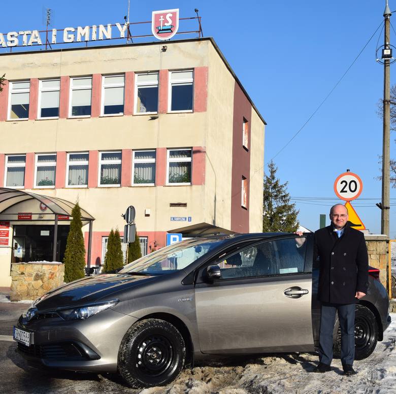 Burmistrz Suchedniowa Cezary Błach prezentuje nowe służbowe auto gminy - hybrydową toyotę auris. Kosztowała prawie 79 tysięcy złotych, ale mało pali
