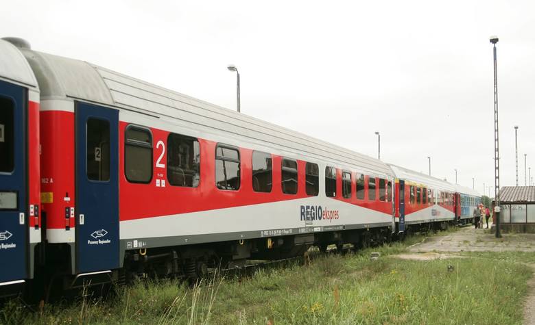 Nawet jeśli pociąg miał opóźnienie to pasażer może nie otrzymać z tego powodu rekompensaty. Nie wszystkich przewoźników obowiązuje unijne rozporządzenie.  Polska bezterminowo wyłączyła stosowanie rekompensat dla pociągów miejskich, podmiejskich i regionalnych. 