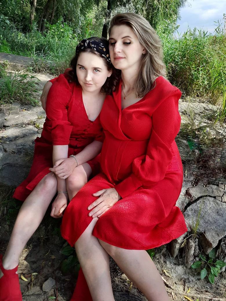 Marta Kołacz (w czasach, gdy oczekiwała przyjścia na świat młodszej córki, Róży) ze starszą córką, Agatą