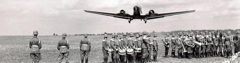 Lata 30. XX wieku, poligon Gross Born - lotnisko koło Westfalenhof. Odlatuje Hitler
