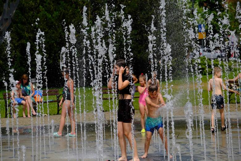 Dzieci w fontannie w Toruniu 