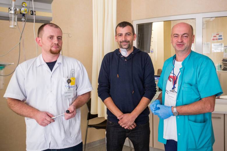 Nowatorską operację przeprowadzili dr Wojciech Wasilewski i dr Stanisław Adamski. Pacjent Paweł Bronk może mówić o ogromnym szczęściu, że trafił na takich specjalistów