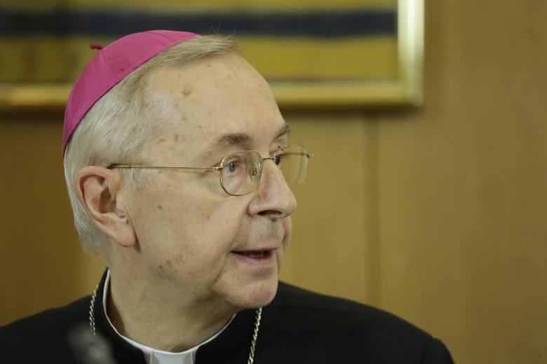 Biskup kaliski Edward Janiak czuje się ofiarą &quot;medialnej nagonki&quot;. Nie poczuwa się do winy za przenoszenie na inne parafię podejrzanego