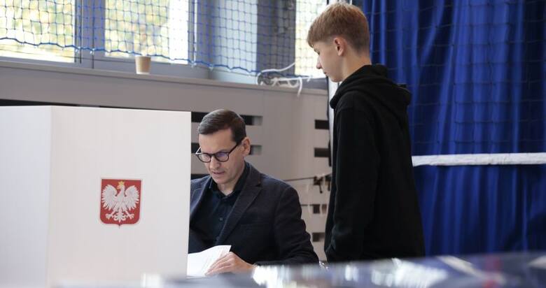 Premier Mateusz Morawiecki oddał głos w lokalu wyborczym przy ulicy Spartańskiej w Warszawie.