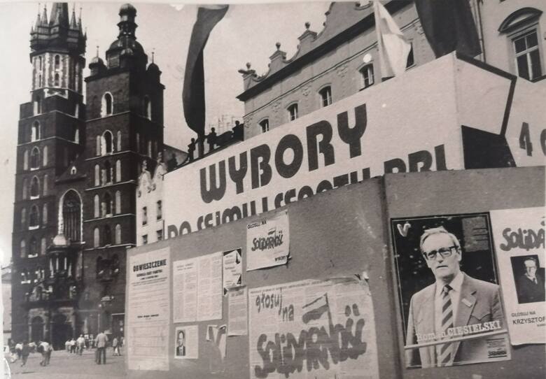 Kraków tuż przed wyborami w czerwcu 1989 roku. Obwieszczenie wyborcze na Rynku.
