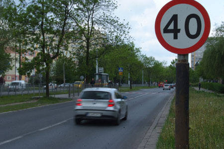 Większość kierowców nie przestrzega ograniczenia prędkości przed przejściem dla pieszych