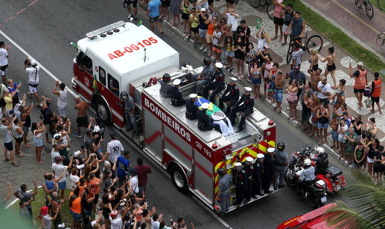 Wóz strażacki transportuje trumnę z ciałem Pelego podczas konduktu pogrzebowego ulicami miasta Santos