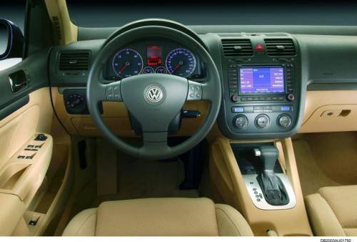 Fot. VW: Tablica przyrządów oświetlona jest w nocy kolorem fioletowym, a wskazówki są czerwone. Dzięki takiemu zestawieniu kolorów wskaźniki są czyt