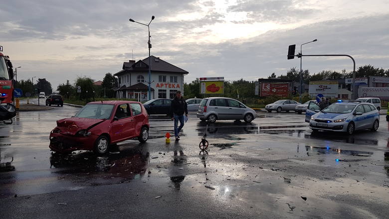 Wypadek na os. Widok w Skierniewicach. Cztery osoby ranne [FILM, ZDJĘCIA]