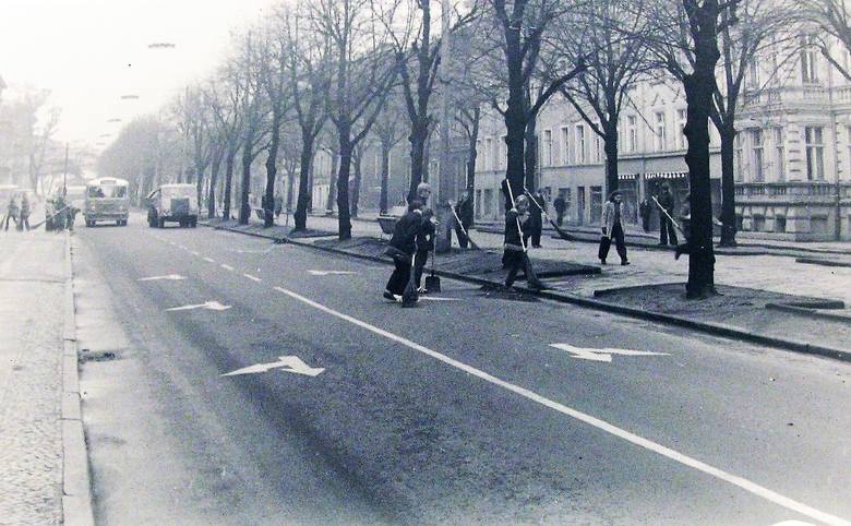 Początek 1973 roku, młodzież szkolna sprząta jezdnię al. Wojska Polskiego